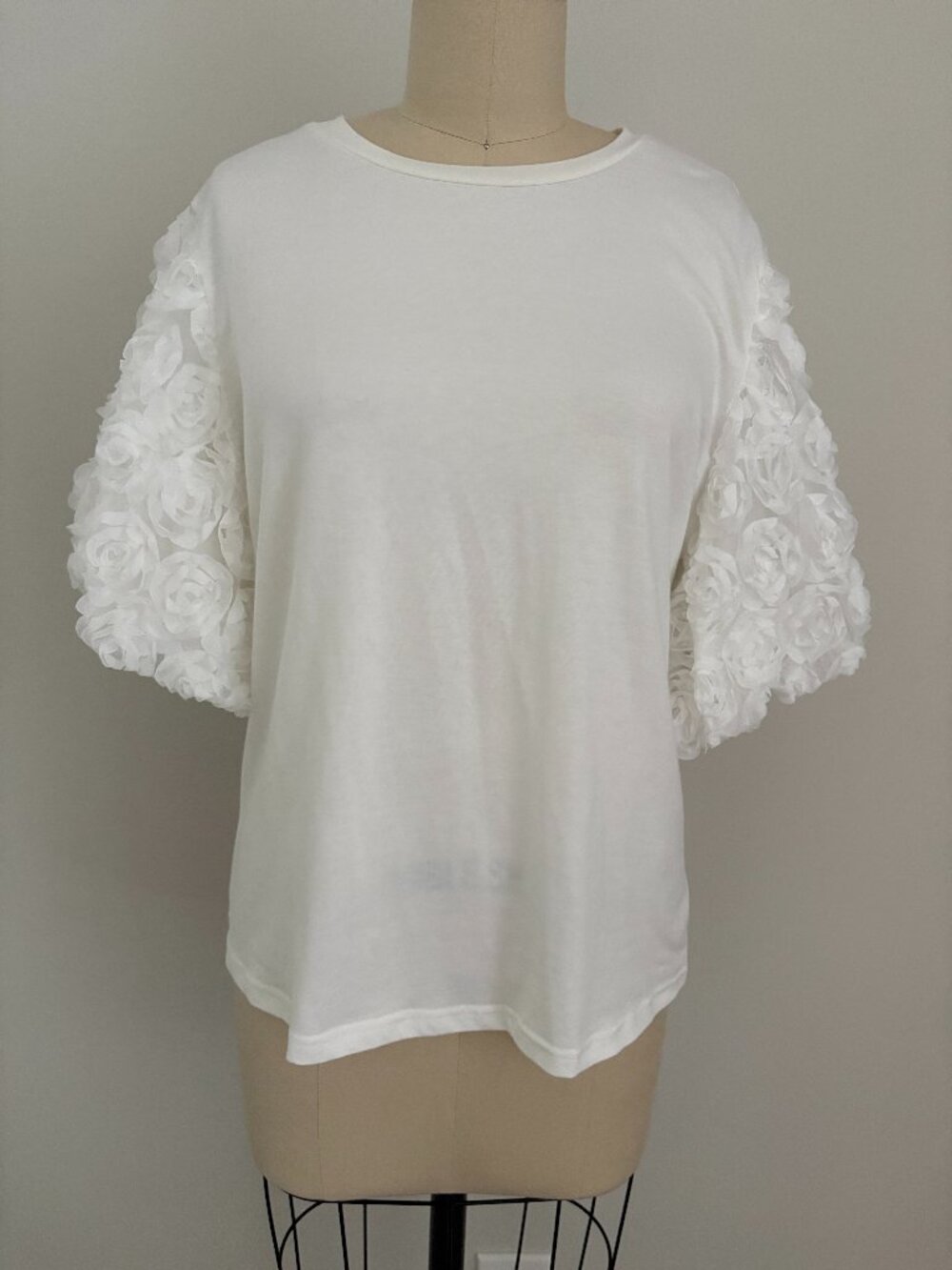 OnTwelfth White Floral Rosette Tulle Sleeve T-Shirt Minimalist Chic Coquette L